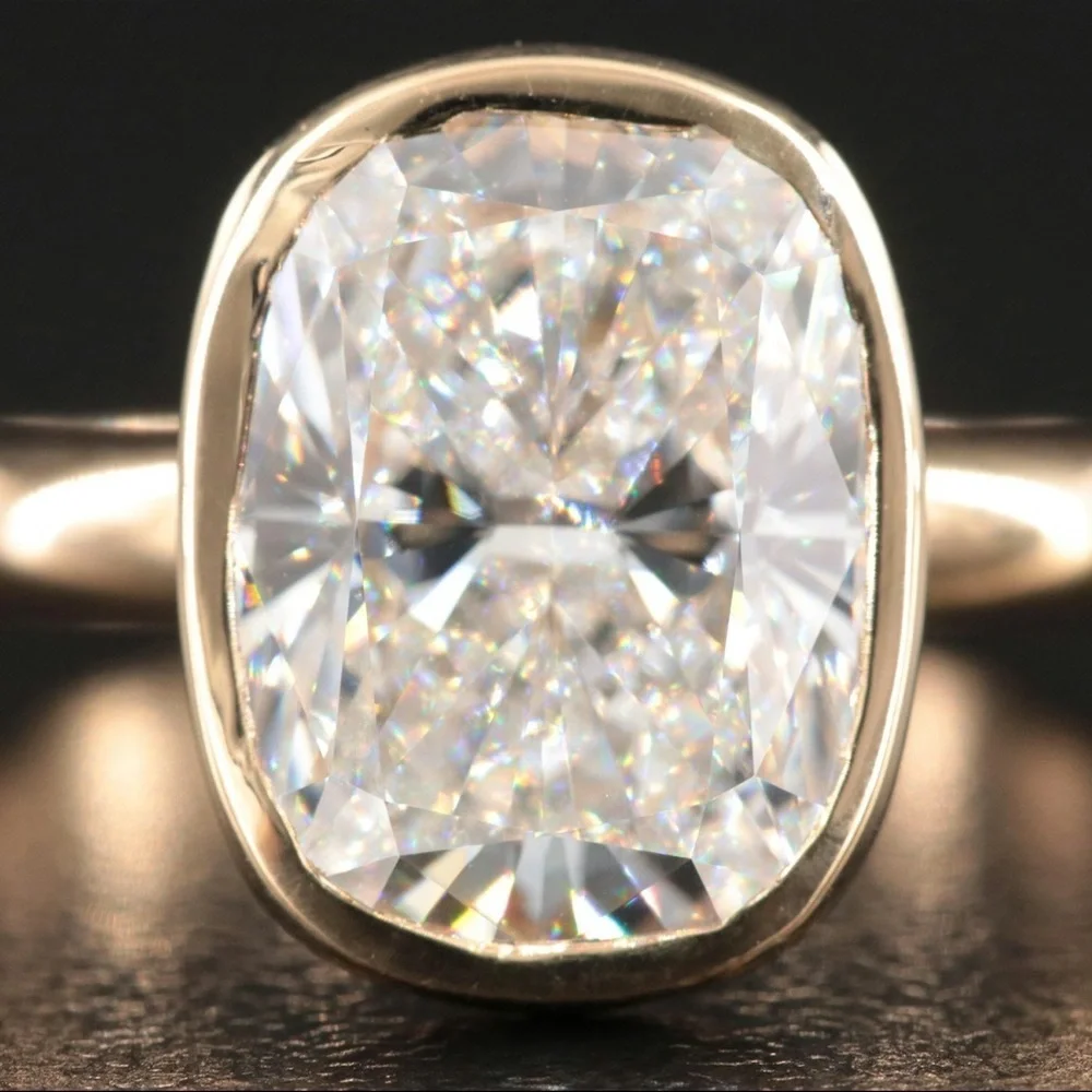 Elegant 18K Gold Ring with stunning solitaire 4.20 ct Diamond (Size 6.25)
